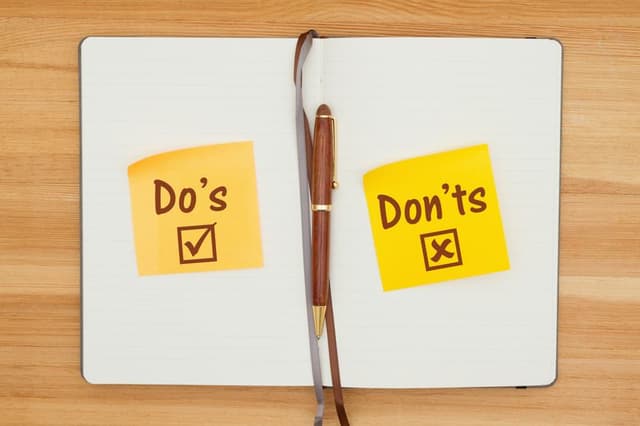 An open notebook with a pen and two sticky notes with "Do's" and "Don'ts" written on them.